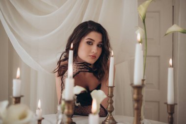 Beyaz çiçekli ve kadınlı rüya gibi mum ışığı sahnesi