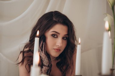 Mumların ve beyaz perdelerin yanında mahrem bir kadın anı