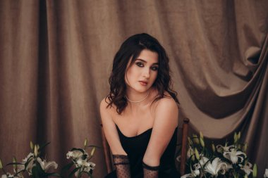 Sakin ve zarif bir kadın.