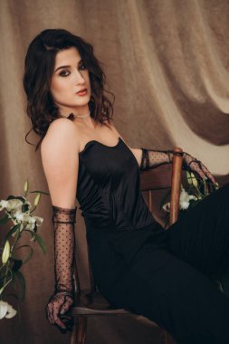 Tarz eldivenli şık bir kadının yan görünüşü