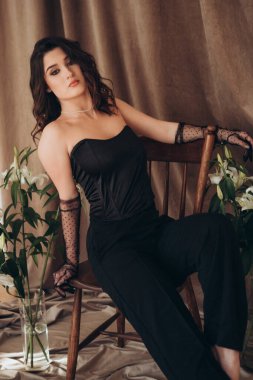 Yumuşak bakışlı, sıradan ama zarif bir kadın.