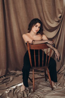 Zarif bir tarzı olan dramatik bir iç mekan portresi.