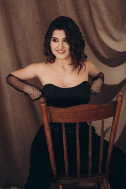 Gülümseyen kadın sandalyeye yaslanıyor.