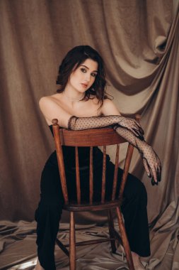 Ağlı eldivenleri olan şık bir kadın.