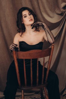 Nazikçe yukarı bak, el kaldırarak.