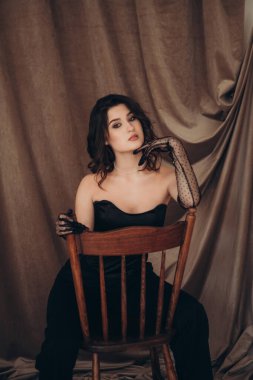 Yüze yakın el ve çiçek düzeneği ile cesur görünüm