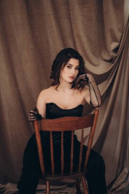 Siyah eldivenli bir kadından samimi bir bakış.