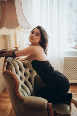 Klasik Zırhlı Pencere kenarındaki Siyah Elbiseli Kadın