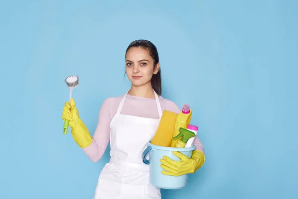 Mulher Bonita Luvas Borracha Avental Mais Limpo Segurando Balde Detergentes — Fotografia de Stock