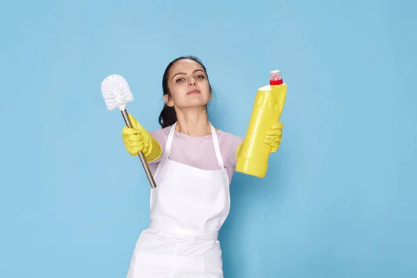 Mulher Luvas Borracha Amarela Avental Mais Limpo Mostrando Escova Vaso — Fotografia de Stock