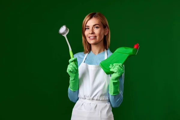 Vacker Blond Kvinna Gummihandskar Hålla Borste Och Flaska Tvättmedel Grön — Stockfoto