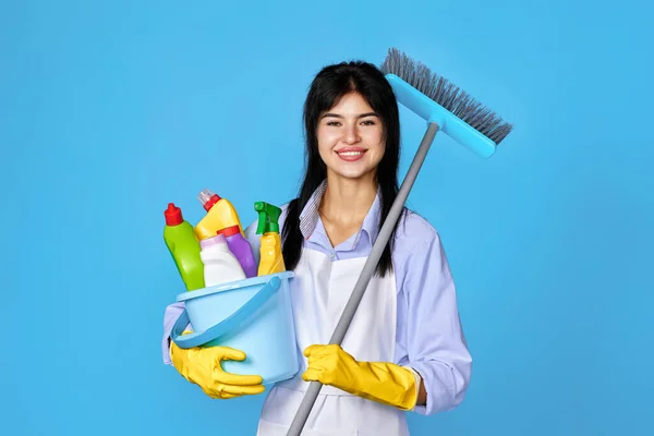 Mulher Feliz Luvas Avental Limpeza Segurando Balde Detergentes Vassoura Fundo — Fotografia de Stock