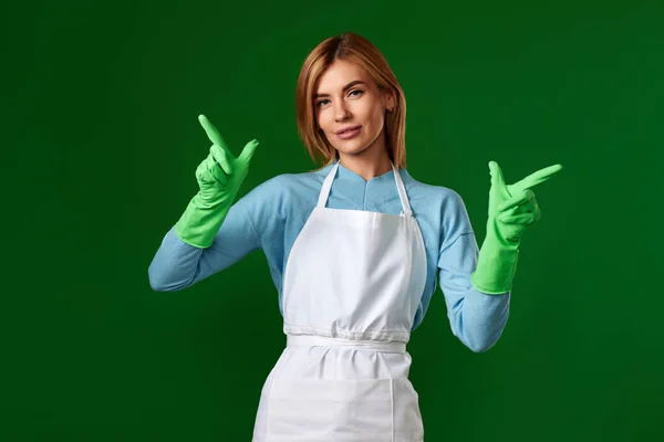 Säker Kaukasisk Blond Kvinna Gummihandskar Pekar Finger Kopiera Utrymme Grön — Stockfoto