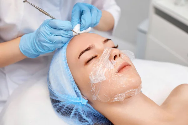 Ung Kvinna Mekanisk Ansiktsrengöring Skönhetskliniken Kosmetolog Tillverkningsprocedur För Rengöring Hud — Stockfoto