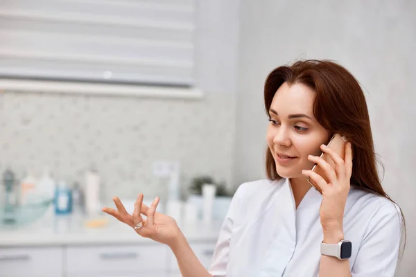Happy Female Beautician Speaking Smartphone Beauty Salon — Stock Photo, Image