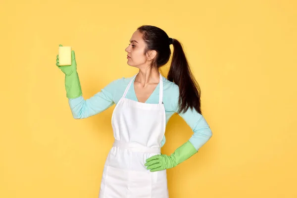 Jonge Zelfverzekerde Vrouw Rubberen Handschoenen Schonere Schort Reinigen Met Gele — Stockfoto