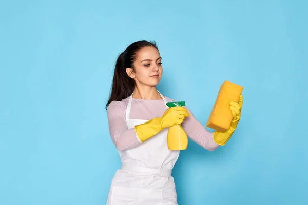 Sarı Lastik Eldivenli Beyaz Kadın Temiz Önlüklü Sünger Mavi Arka — Stok fotoğraf