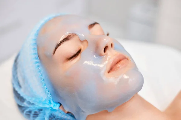 Mooie Vrouw Met Blauwe Alginaat Masker Het Gezicht Spa Salon — Stockfoto
