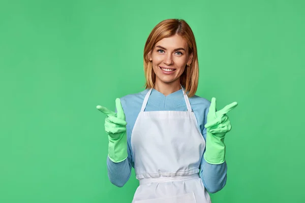 Säker Kaukasiska Blond Kvinna Gummihandskar Pekar Finger Grön Bakgrund Rengöring — Stockfoto