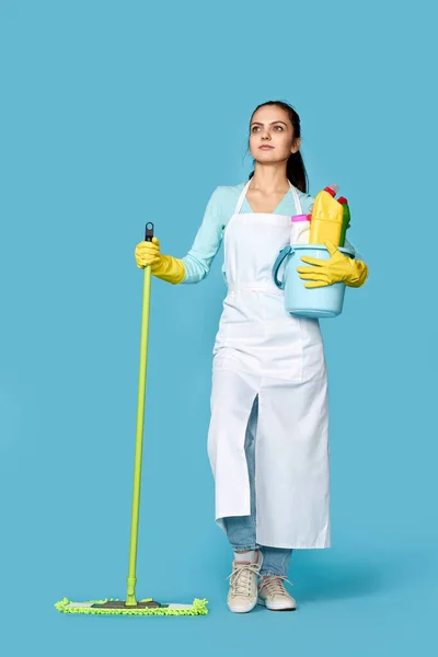 Mulher Bonita Luvas Borracha Avental Mais Limpo Com Suprimentos Limpeza — Fotografia de Stock