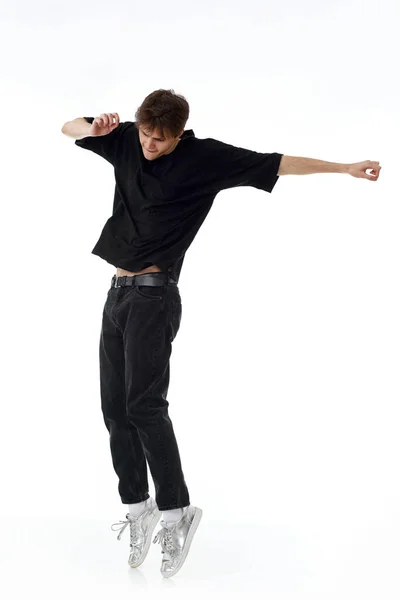 Jeune Homme Shirt Noir Jeans Dansant Sur Fond Blanc Longueur — Photo