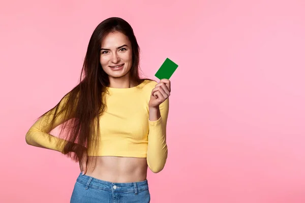 Jonge Aantrekkelijke Vrouw Gele Kleren Met Plastic Creditcard Geïsoleerd Roze — Stockfoto