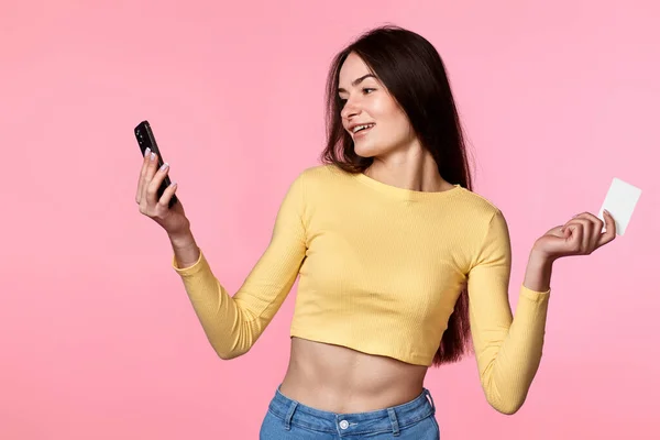 Счастливая Привлекательная Женщина Желтой Одежде Используя Мобильный Телефон Пластиковые Дебетовые — стоковое фото