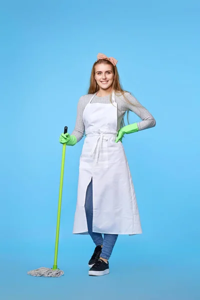 Professionell Kvinna Grönt Gummi Handskar Tvätt Golv Med Mopp Blå — Stockfoto