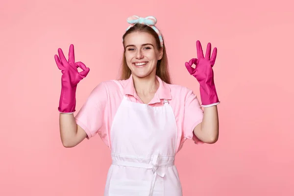 Vacker Lycklig Kvinna Gummihandskar Och Renare Förkläde Visar Tecken Isolerad — Stockfoto