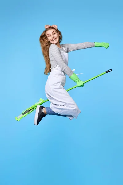 Возбужденная Молодая Женщина Зеленых Резиновых Перчатках Чище Фартук Прыгать Сидя — стоковое фото