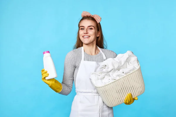 Lycklig Kvinna Gummihandskar Med Tvättkorg Och Tvättmedel Flaska — Stockfoto