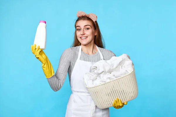 Gelukkig Vrouw Rubber Handschoenen Met Wasmand Wasmiddel Fles — Stockfoto