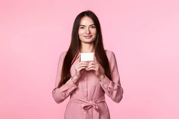 Junge Frau Rosa Kleid Hält Plastikkreditkarte Isoliert Auf Rosa Hintergrund — Stockfoto