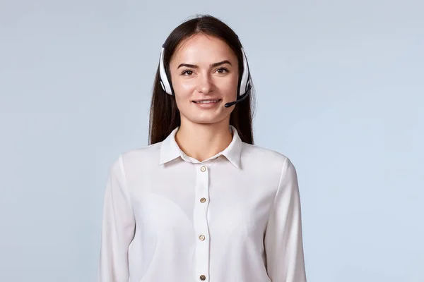 Przyjazna Uśmiechnięta Kobieta Zestawem Słuchawkowym Konsultuje Się Klientami Online Call — Zdjęcie stockowe