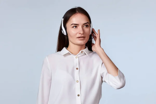 Vrouwelijke Call Center Operator Met Hoofdtelefoon Microfoon Het Raadplegen Van — Stockfoto