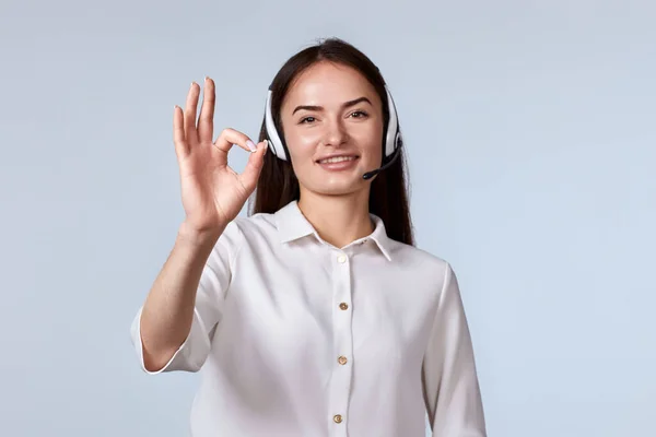 Kobieta Słuchawkach Konsultuje Się Klientami Online Operator Centrali Telefonicznej Okazujący — Zdjęcie stockowe