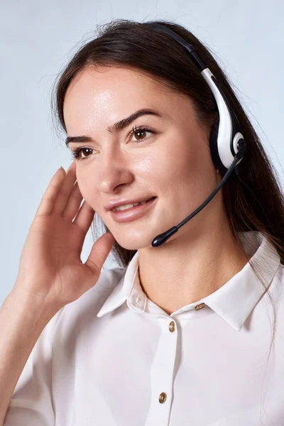 Portret Pięknej Kobiety Słuchawkach Konsultuje Się Klientami Online Call Center — Zdjęcie stockowe