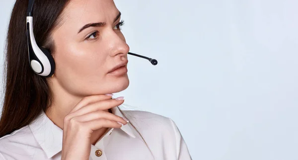 Kulaklık Takmış Güzel Bir Kadının Portresi Internetteki Müşterilere Danışıyor Boşluğu — Stok fotoğraf
