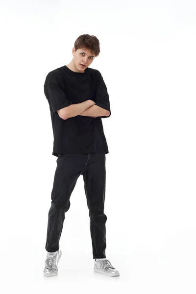 Giovane Uomo Shirt Nera Jeans Con Braccia Incrociate Che Guarda — Foto Stock