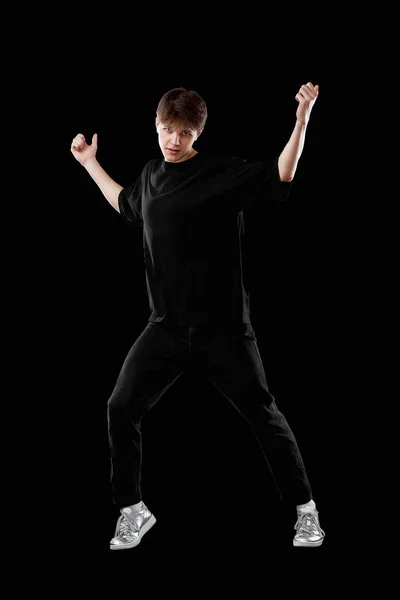 Молодой Человек Черной Футболке Танцует Черном Фоне Полная Длина — стоковое фото