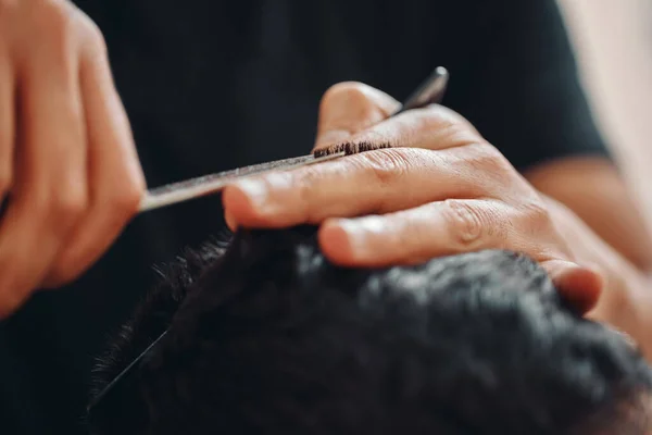 Kuaför Berber Dükkanında Beyaz Adamın Saçını Kesiyor Yakın Plan — Stok fotoğraf