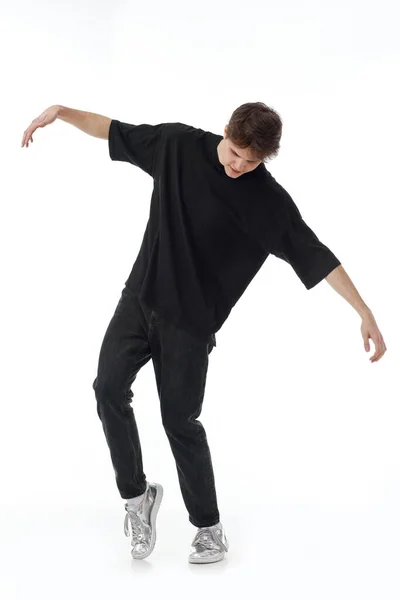 Jeune Homme Shirt Noir Jeans Dansant Sur Fond Blanc Longueur — Photo