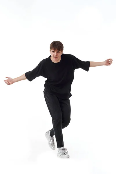 Молодой Возбужденный Мужчина Черной Футболке Джинсах Танцует Белом Фоне Полная — стоковое фото