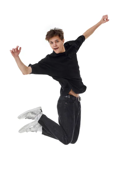 Веселый Молодой Человек Черной Футболке Прыгает Высоко Изолированные Белом Фоне — стоковое фото