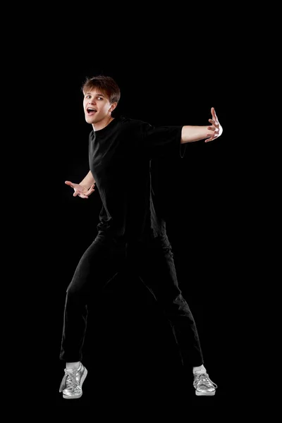 Восхитительный Молодой Человек Черной Футболке Танцующий Черном Фоне Полная Длина — стоковое фото