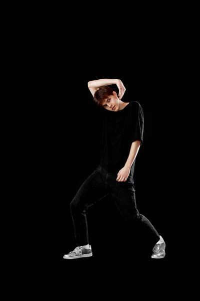Jongeman Zwart Shirt Dansend Zwarte Achtergrond Totale Lengte — Stockfoto