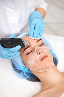 Prosedür gereği ultrasonik temizleme, yüz soyma gibi güzel bir kadının yüzü. cilt yenilenmesi tedavisi