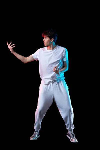 Izgatott Férfi Fehér Pólóban Táncol Neon Fényben Fekete Háttérrel Teljes — Stock Fotó
