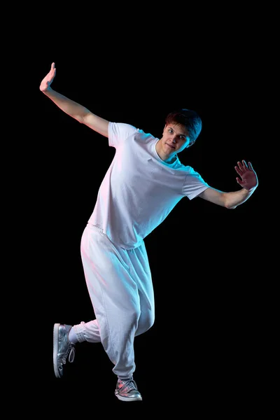 Jongeman Wit Shirt Dansend Hedendaagse Dans Neon Licht Zwarte Achtergrond — Stockfoto
