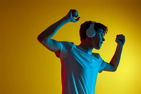 Kablosuz Kulaklıklı Genç Adam Sarı Arka Planda Sevdiği Müziğin Keyfini — Stok fotoğraf